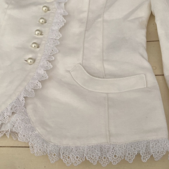 Susanne Spatt lace trimmed Blazer in white made in Salzburg. - Picture 6 of 9